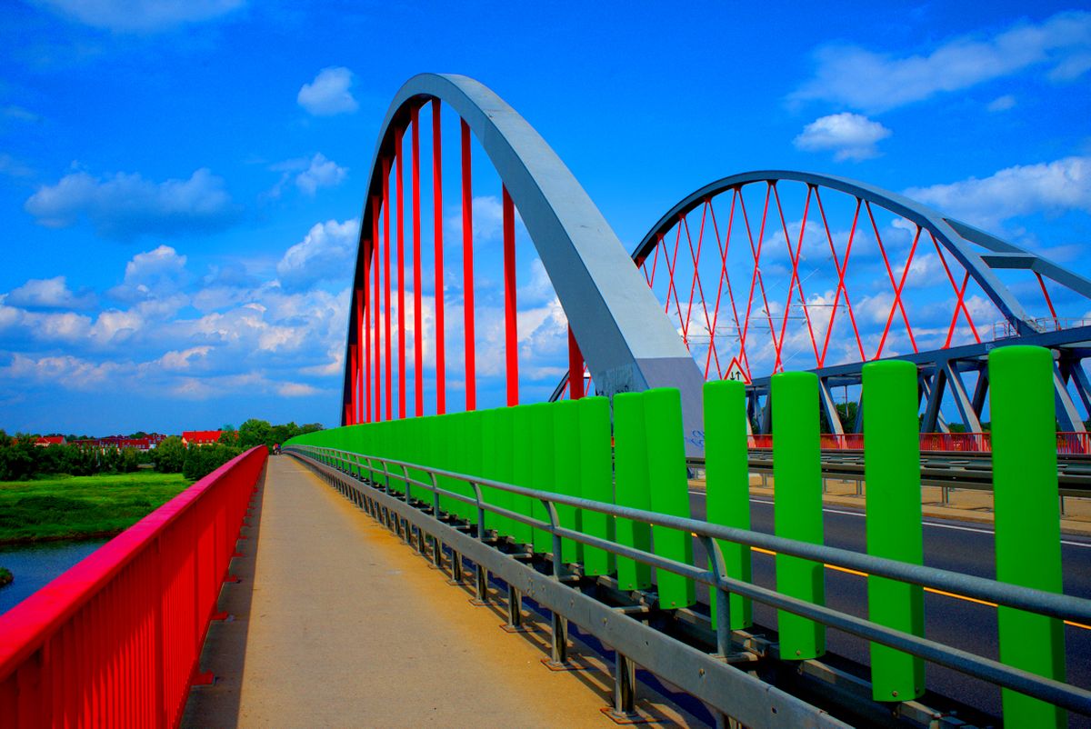 Dies ist sicherlich keine schöne Aufnahme unberührter Natur, während unserer Fahrradtour an dr Elbe (hier Lutherstadt Wittenberg), aber bei diesem Foto hat mich die Farbverteilung und die Perspektive gereizt.