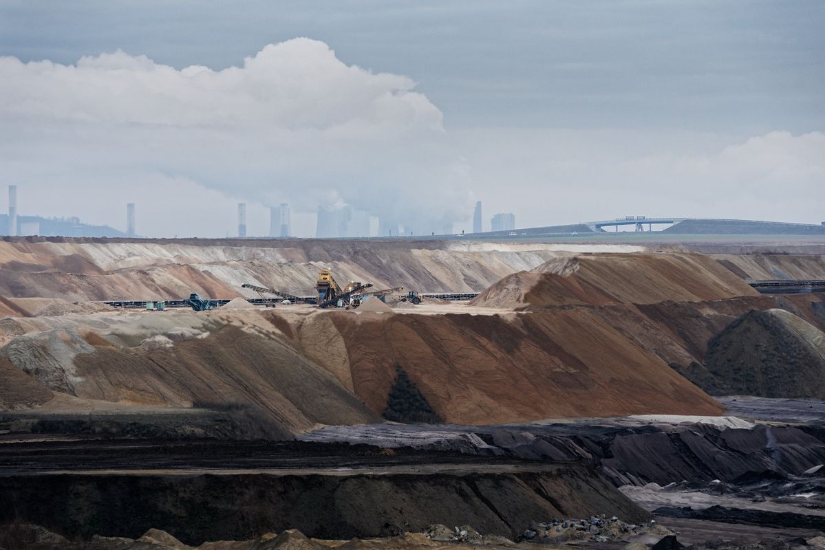 ... und verstromt. Übrigens: Ein Großteil der Tagebaugeräte wird mit Strom aus Windrädern versorgt (!?!)