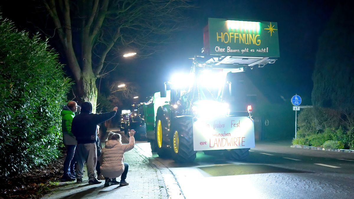 Unter dem Motto "Einen Funken Hoffnung" waren vor Weihnachten 2021 viele Landwirte mit weihnachtlich-bunt geschmückten und beleuchteten Traktor Konvois unterwegs. Es geht ihnen darum, in der Corona Krise Kinderaugen zum Leuchten zu bringen und ein Statement: "Ohne Landwirte geht es nicht" zusetzten. Keine EXIF Daten, da die Aufnahme aus eine Video Aufzeichnung extrahiert wurde. Location : Einfahrt des Traktor Konvois in Schapen