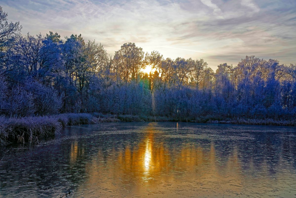 Der Winter in Jahr 2021 / Die letzten Sonnenstrahlen lassen Huilmanns Mörken" kurz farbenprächtig erscheinen, bevor sie gänzlich verschwinden.