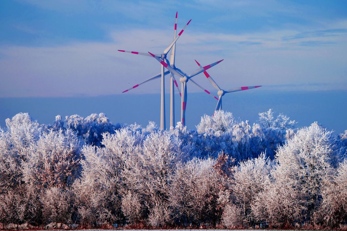 Der Winter in Jahr 2021 / In Bildhintergrund sind einige der die neuen Windmühlen zuerkennen, die in Windpark in Lünne stehen