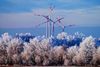 Der Winter in Jahr 2021 / In Bildhintergrund sind einige der die neuen Windmühlen zuerkennen, die in Windpark in Lünne stehen