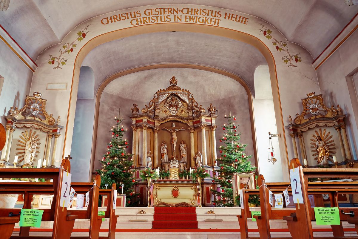 Der Hochaltar in der römisch-katholische Kirche St. Ludgerus in Schapen / Emsland