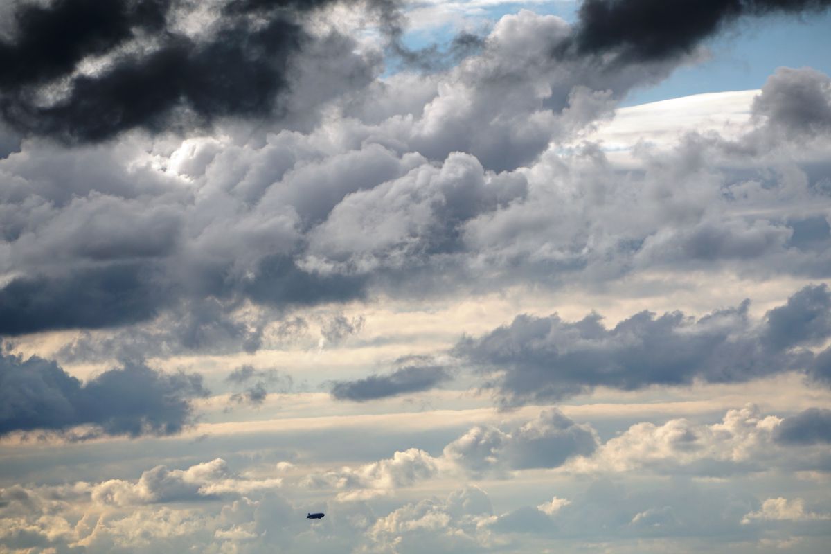 Zeppelin im Wolkenmeer