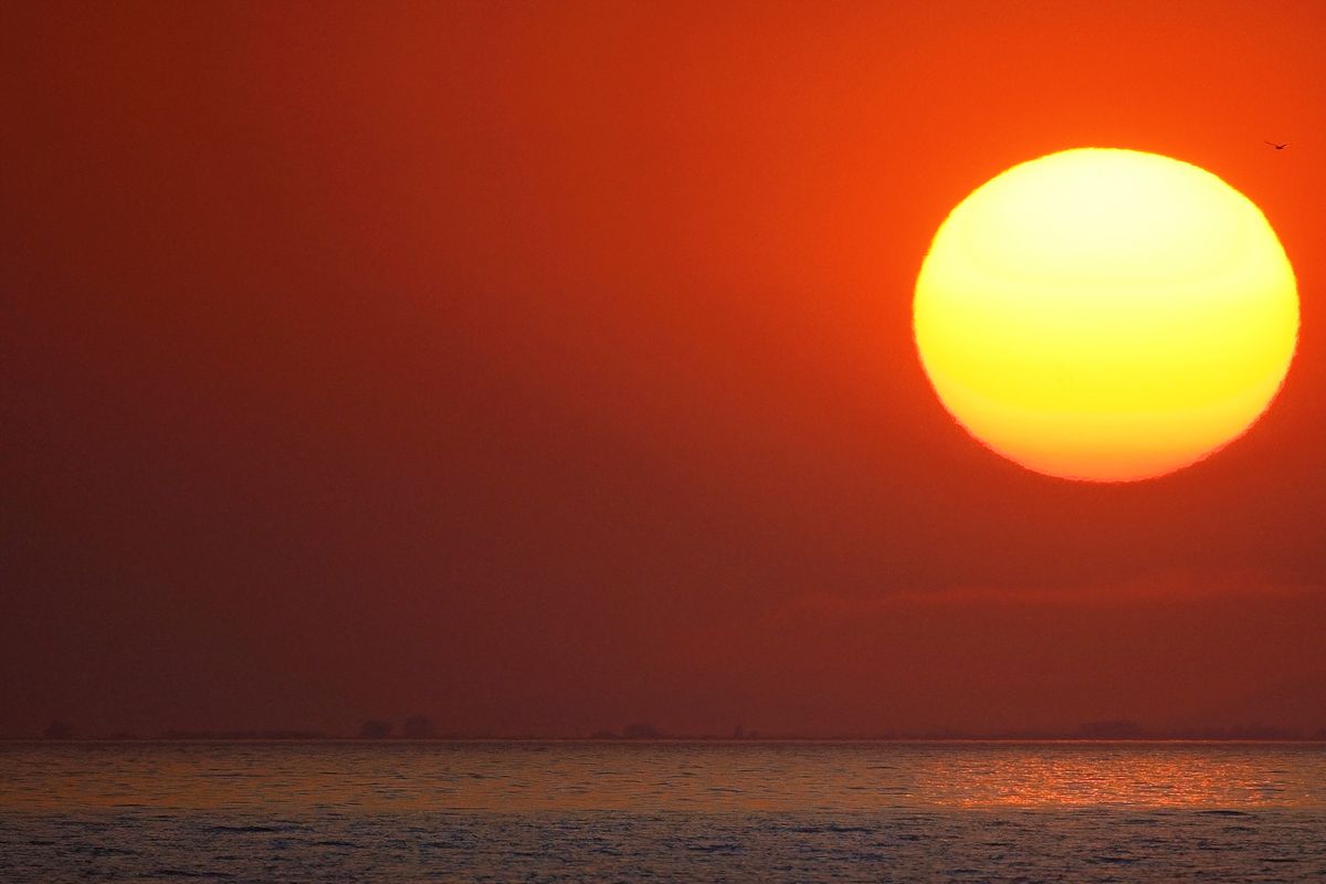 Oranger Sonnenuntergang in Goldenen Schnitt. Lokation: Patras / Die Proportionen entsprechen nicht mathematisch exakt den Goldenen Schnitt, da ich beim Zuschneiden die Proportionen abgeschätzt habe!