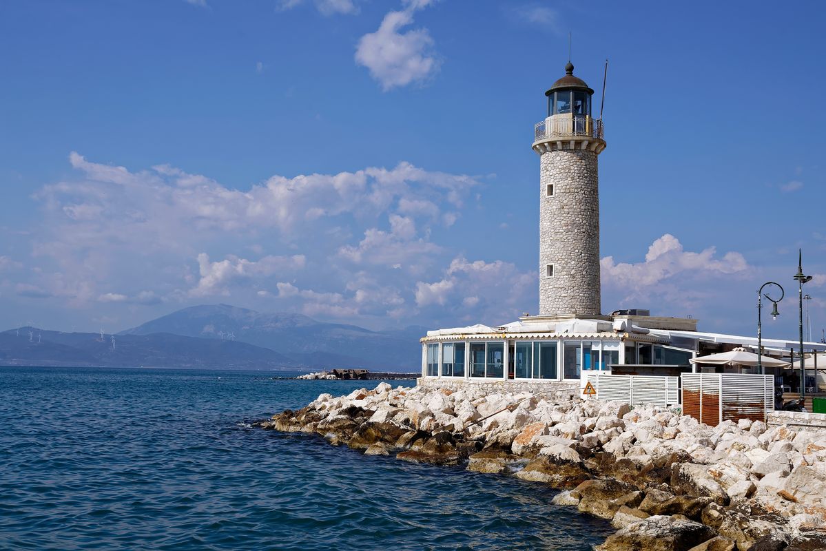 Ergänzung zu der eingestellten finalen Aufnahme, die ursprüngliche Original Aufnahme des alten Leuchtturms von Patras. Die Aufnahme belegt, dass die Bildgestaltung bereits bei der Aufnahme anfängt.  Ja wenn man den Bildhintergrund separat bearbeitet, könnte man das Bild noch erheblich aufwerten. Habe aber bislang noch kein passendes Programm gefunden. Ein Adobe Photoshop Abo, ist mir in dieser Form schlicht zu teuer.