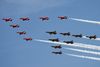 Flypast des Red Arrows Aerobatic Team und des  Black Eagles Aerobatic Team. Location : RIAT 2022 / Fairford