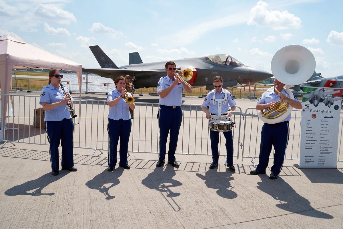 Die Big Band der amerikanischen Armee spielt vor der Lightning II der Aeronautica Militare ( italienische Luftwaffe ) / MM7359 / 32-09 F-35A "Lightning II" 32º Stormo