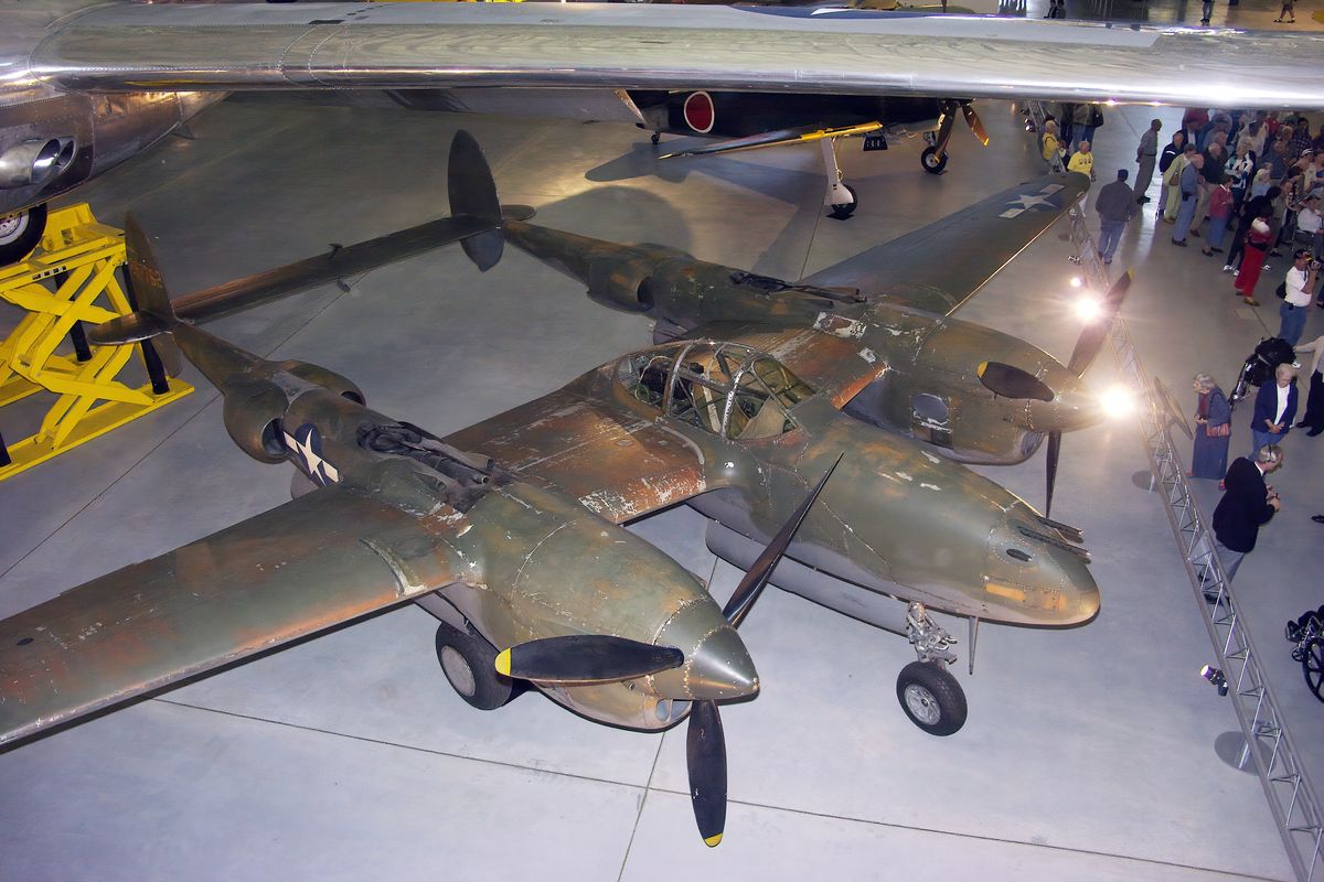 Die 42-67762 ist eine Lockheed P-38J Lightning ( Blitz ). Lokation : Steven F. Udvar-Hazy Center / Smithsonian Institution in Chantilly / Virginia