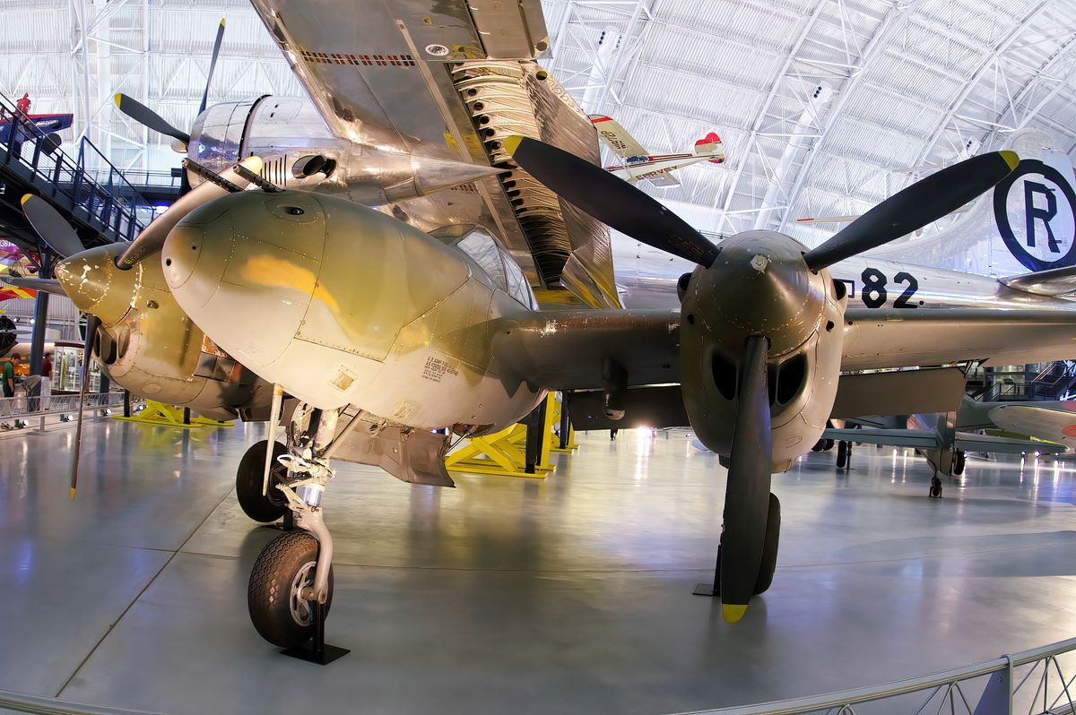 Die 42-67762 ist eine Lockheed P-38J Lightning ( Blitz ). Lokation : Steven F. Udvar-Hazy Center / Smithsonian Institution in Chantilly / Virginia