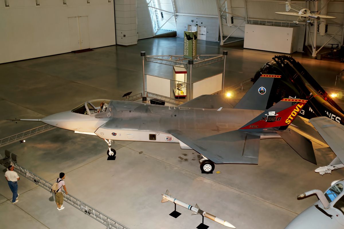 Die 301 ist eine Lockheed Martin JSF / X-35B Lightning II ( Blitz II ) von 301 Flight Test Team. Die X-35 war ein Erprobungsträger der zu der heutigen F-35 weiterentwickelt wurde. Lokation : Steven F. Udvar-Hazy Center / Smithsonian Institution in Chantilly / Virginia