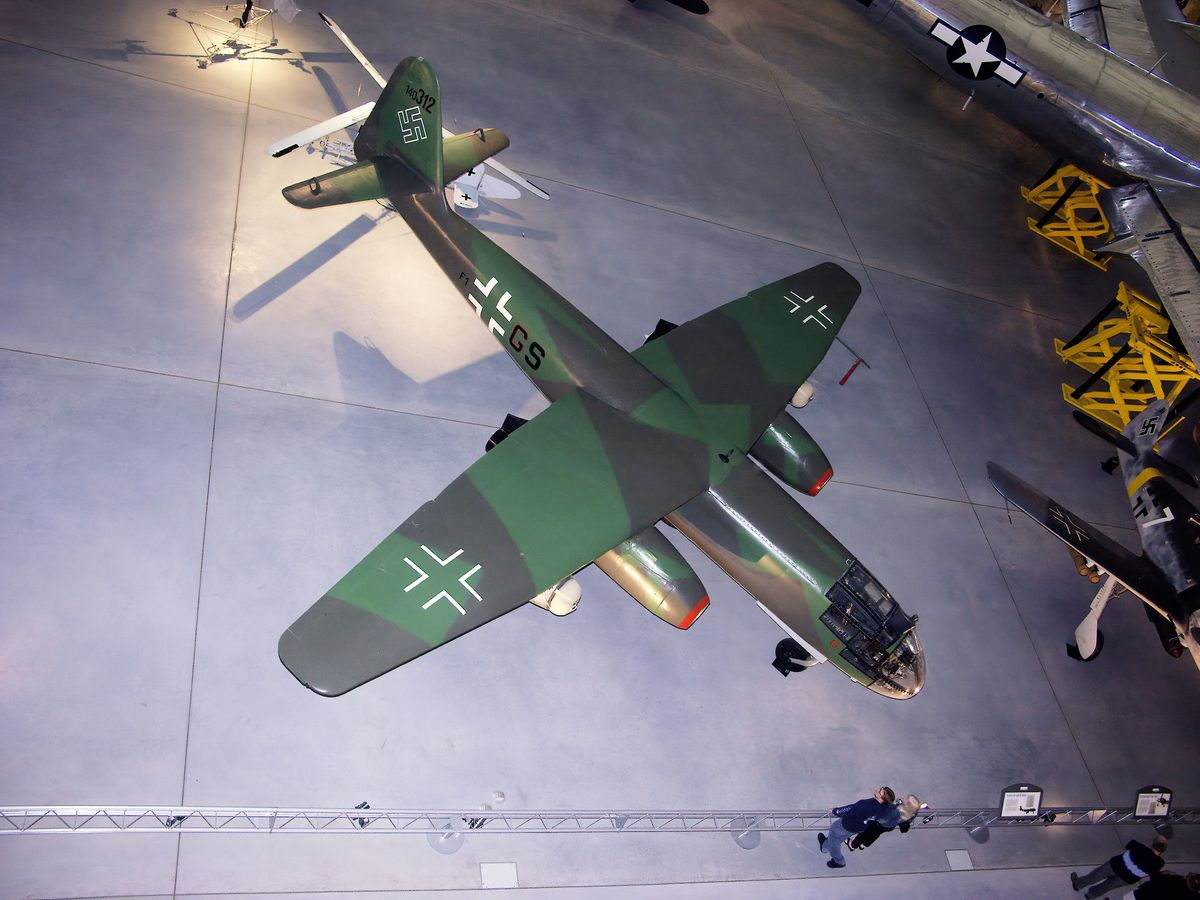 Die 140312 / F1+GS ist eine Arado Ar-234B-2 Blitz von 8./ KG76 Die Ar-234 Blitz war der erste einsatzfähige strahlgetriebene Bomber der Welt. Lokation : Steven F. Udvar-Hazy Center / Smithsonian Institution in Chantilly / Virginia