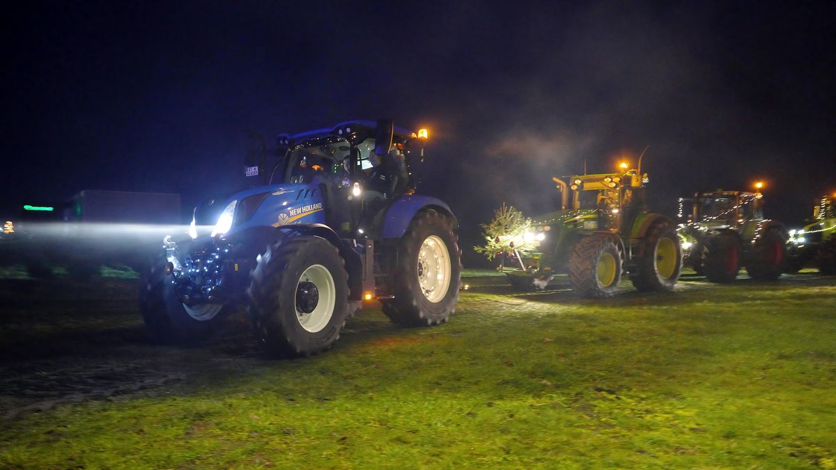 Als 158th Ackerschlepper verlässt ein New Holland den Sammelpunkt in Spelle.