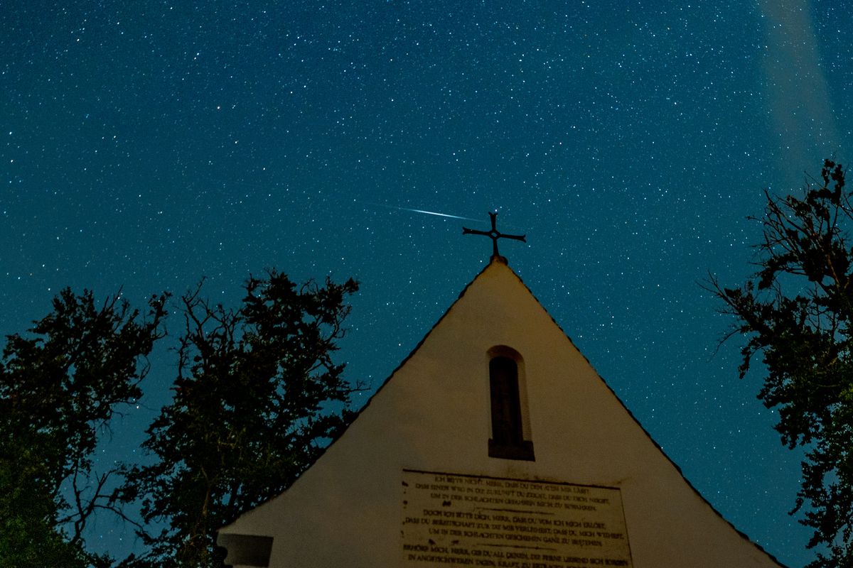 Perseiden Sternschnuppe in diesem Jahr, über der Riesenbergkapelle Konstanz