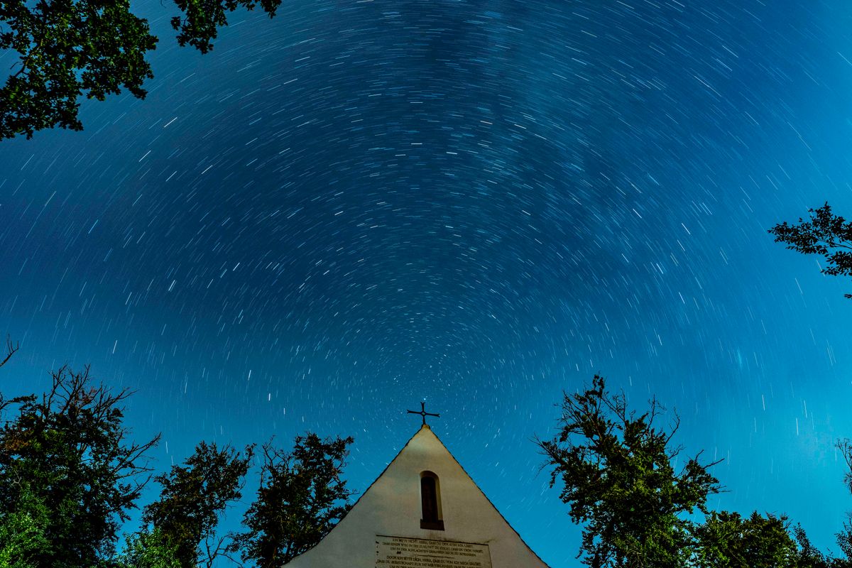 zehn Minuten sind schon wieder vergangen! Sternenhimmel letzte Nacht über Riesenbergkapelle Konstanz, 10 Minuten Belichtet. Genau über dem Kreuz ist der Polarstern zusehen.