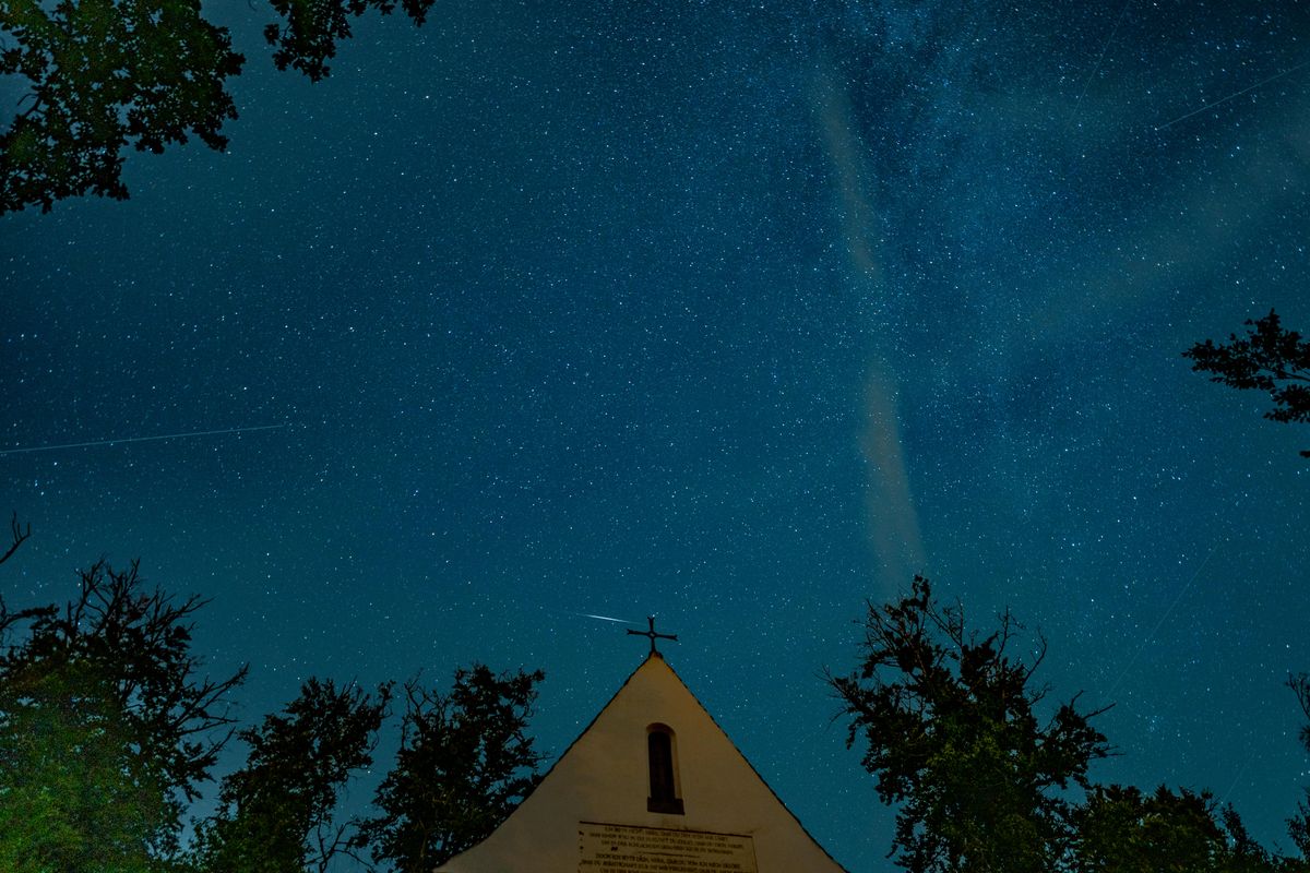 Flugzeuge! Genau dort wo sich die Milchstraße befindet, war der Triebwerkausstoß minutenlang am Sternenhimmel in der letzte Nacht.