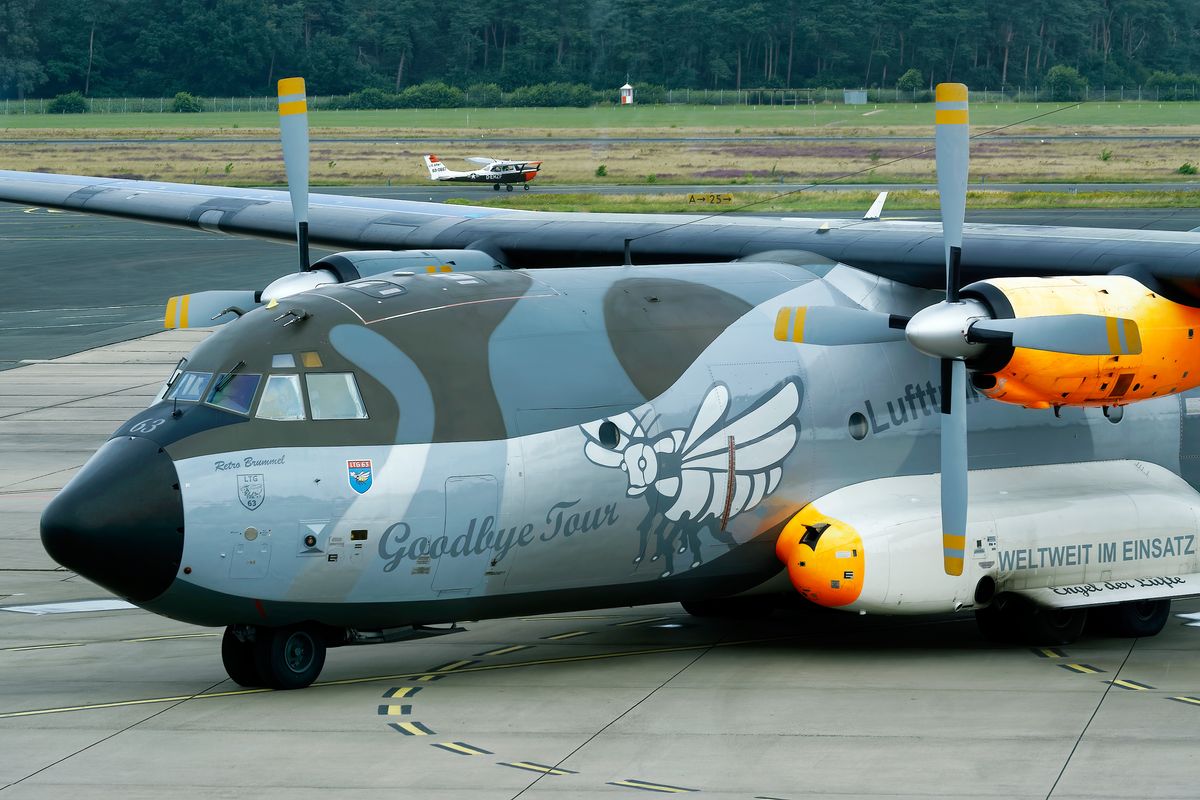 Die 50+40 C-160D Transall LTG-63  auf den Vorfeld des FMO, ( Flughafen Münster/Osnabrück ) bei ihrer Goodbye Transall Süd-Tour. In Bildhintergrund ist die D-EMZF Reims (Cessna) F172H (Private owner) Painted als "69-0667 T-41 Mescalero U.S.ARMY" zuerkennen.