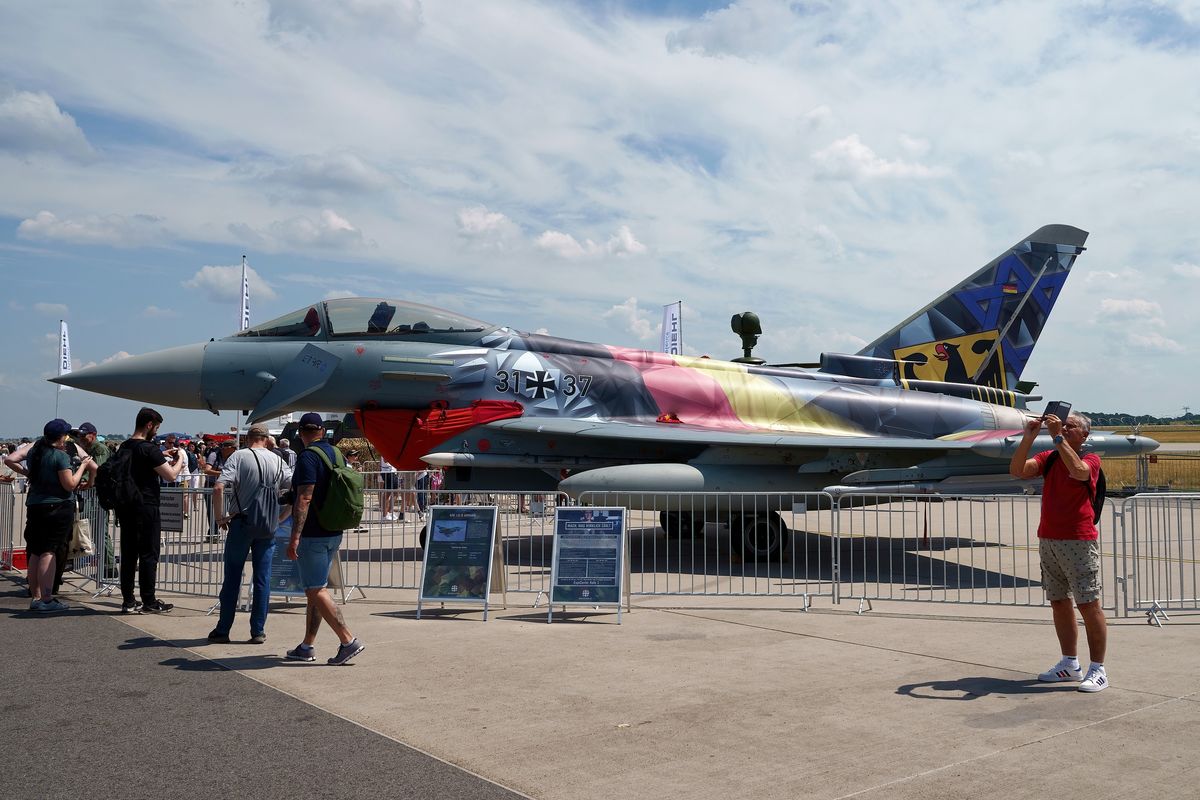 Die 31+37 EF.2000 Eurofighter TLG-31 Special c/s 2021 Eagle Star,  in Static Display auf der ILA 2022.   Es war eigentlich nicht möglich, die Präsentationen des Eurofighter "Eagle Star", noch  schlechter zu arrangieren.