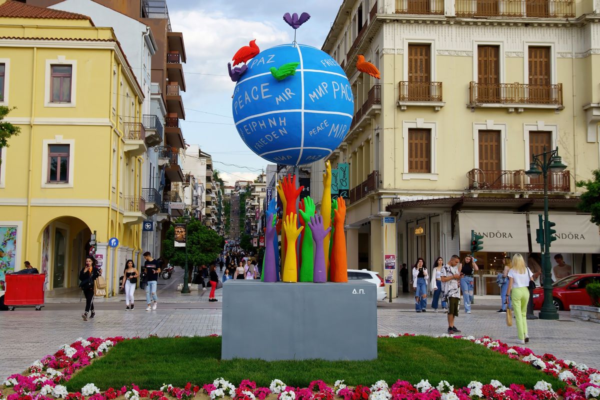 Ein Friedenszeichen für den Weltfrieden, auf dem Platz "Trion Symmacho Square", am Ufer des Hafens von Patras, vor dem zentralen Pier.