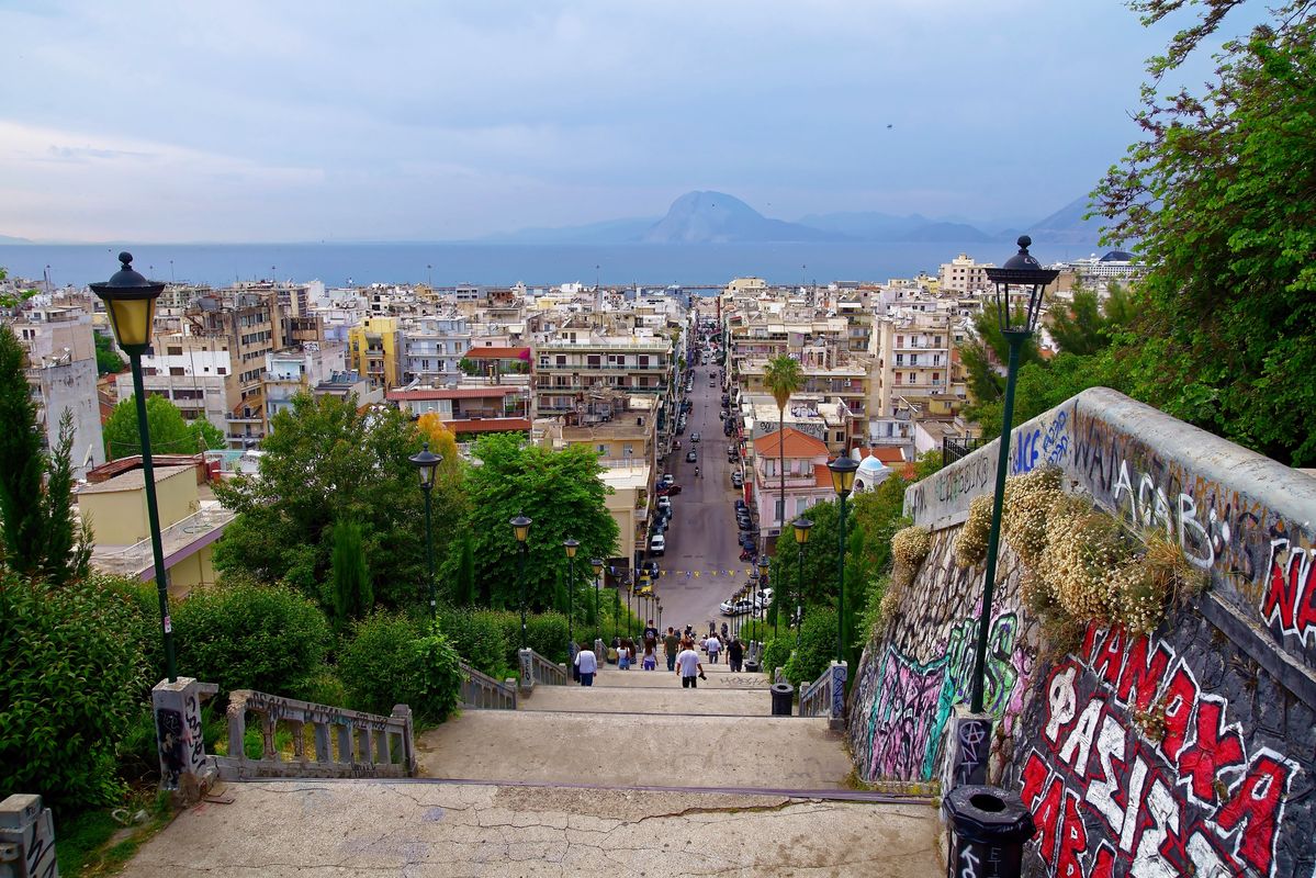 Blick über den Golf und der Stadt von Patras, von der Agiou-Nikolaou-Treppe in Patras