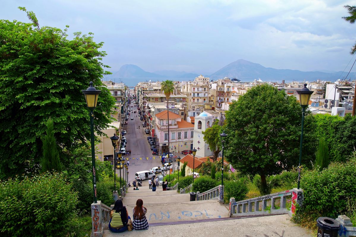 Blick über den Golf und der Stadt von Patras, von der Agiou-Nikolaou-Treppe in Patras