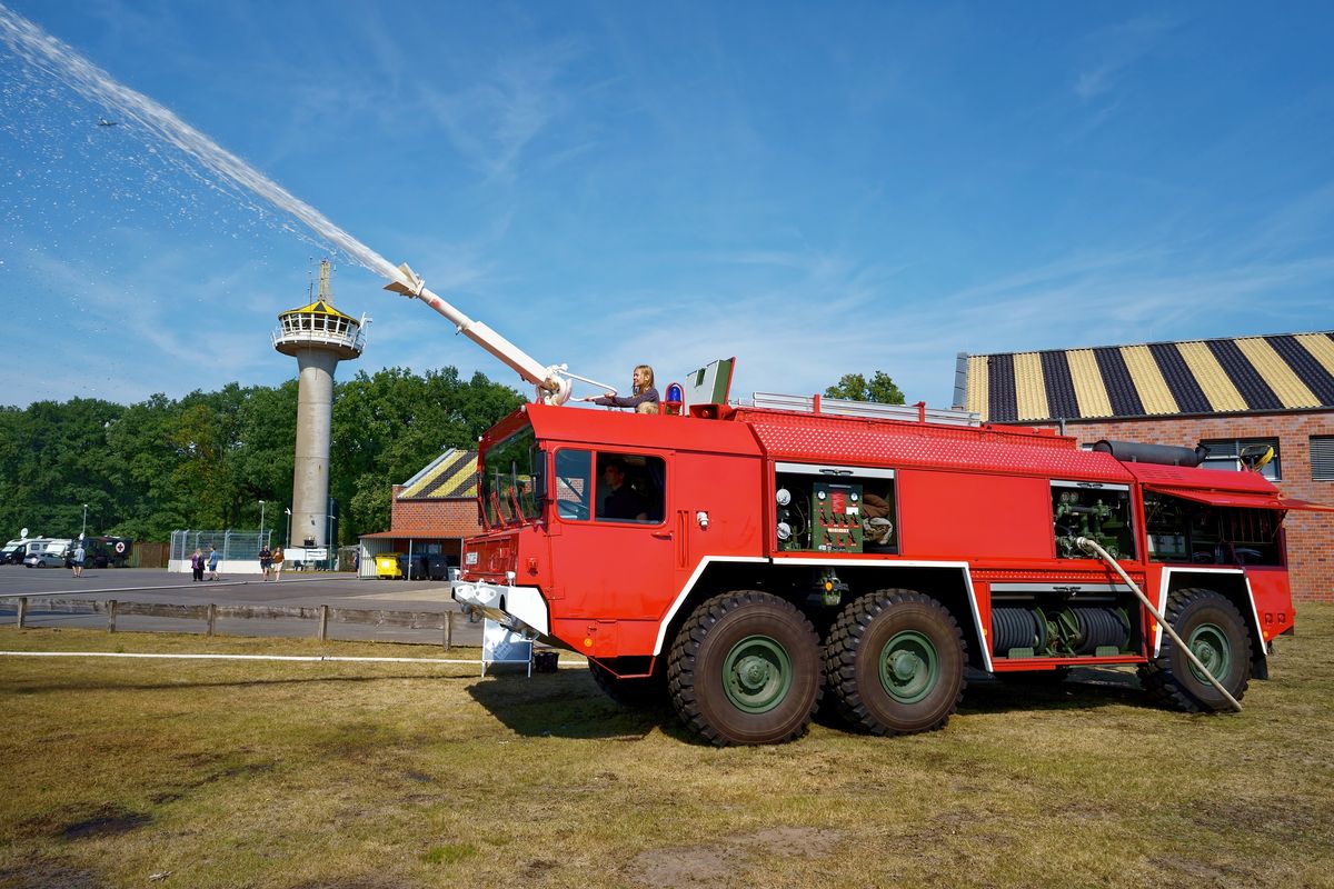 Wenn ich groß bin, möchte ich Feuerwehrmann bzw. -frau werden! Den Tag der offenen Tür auf den Luft-Bodenschießplatz Nordhorn Range haben viele Besucher als Gelegenheit genutzt,  um sich einmal auf den Geländen umzusehen. Auch waren die Freunde der Nordhorn Range (Facebook Gruppe) mit einen Infostand vertreten. Von den Gegnern der Nordhorn Range, die Notgemeinschaft Nordhorn-Range war nichts zusehen.