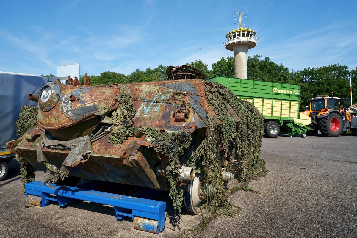 Die zukünftigen Targets, die noch instandgesetzt werden. Es wird nicht scharf auf die beiden Panzer geschossen. Es funktioniert ähnlich wie bei LaserTag, ein Treffer wird dann über Pyrotechnik angezeigt.