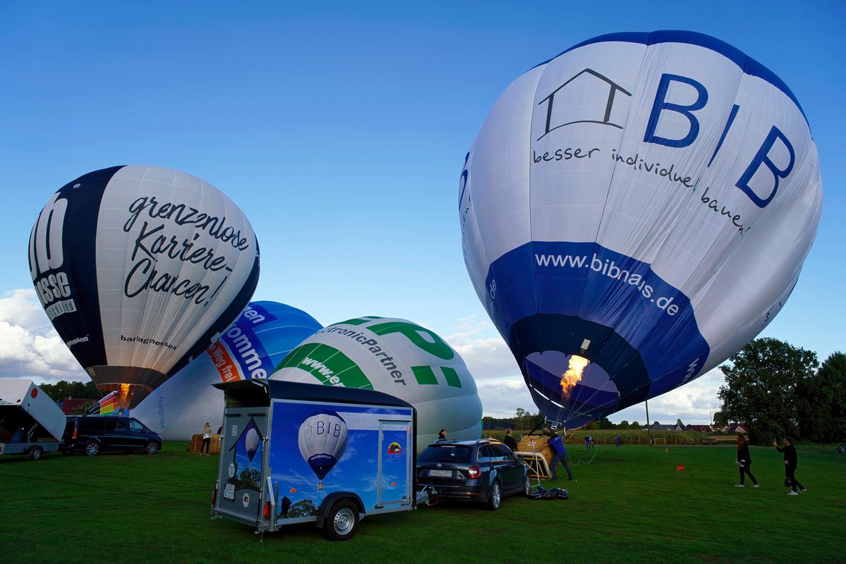 Aufrichten des Heißluftballon D-OBIB in Bildvordergrund und des Heißluftballon D-ODDD links in Hintergrund. Lokation : 8. Halverder Ballon-Festival 2022