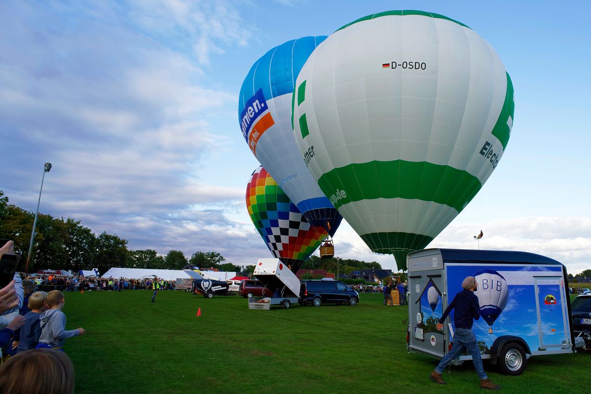 Der größte Heißluftballon D-OARV, mit einem Volumen von 6000 cbm, hebt mit 11 Passagiere am Bord ab.