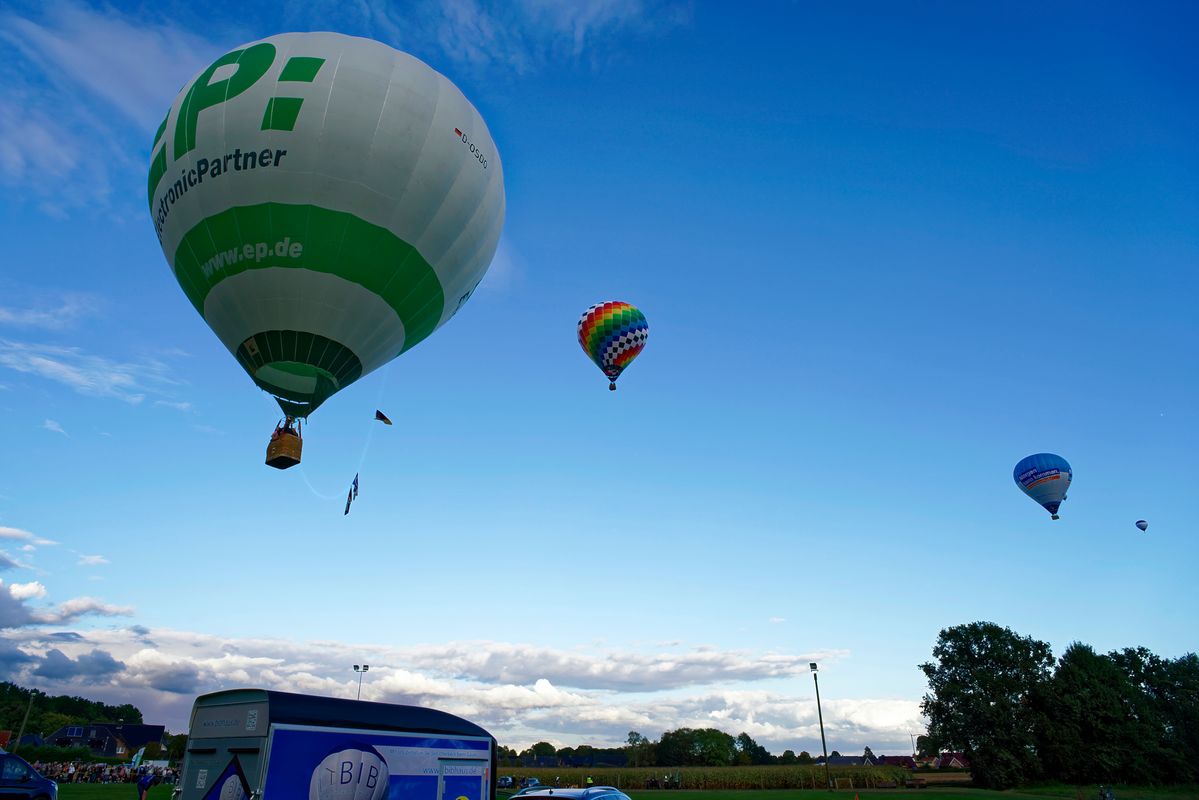 Alle fünf Heißluftballon : D-OARV, D-OBIB, D-ODDD, D-OSDO und D-OSRO  in der Luft. Lokation : 8. Halverder Ballon-Festival 2022