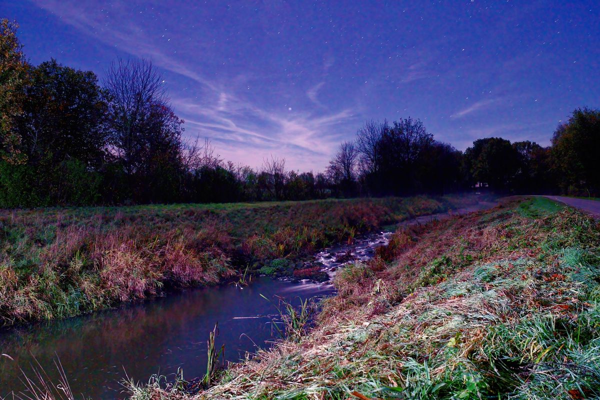 Vor der "Haustür", das Fließgewässer "Giegel Aa" in der Nacht, bei Mondlicht. Location : Schapen / Emsland