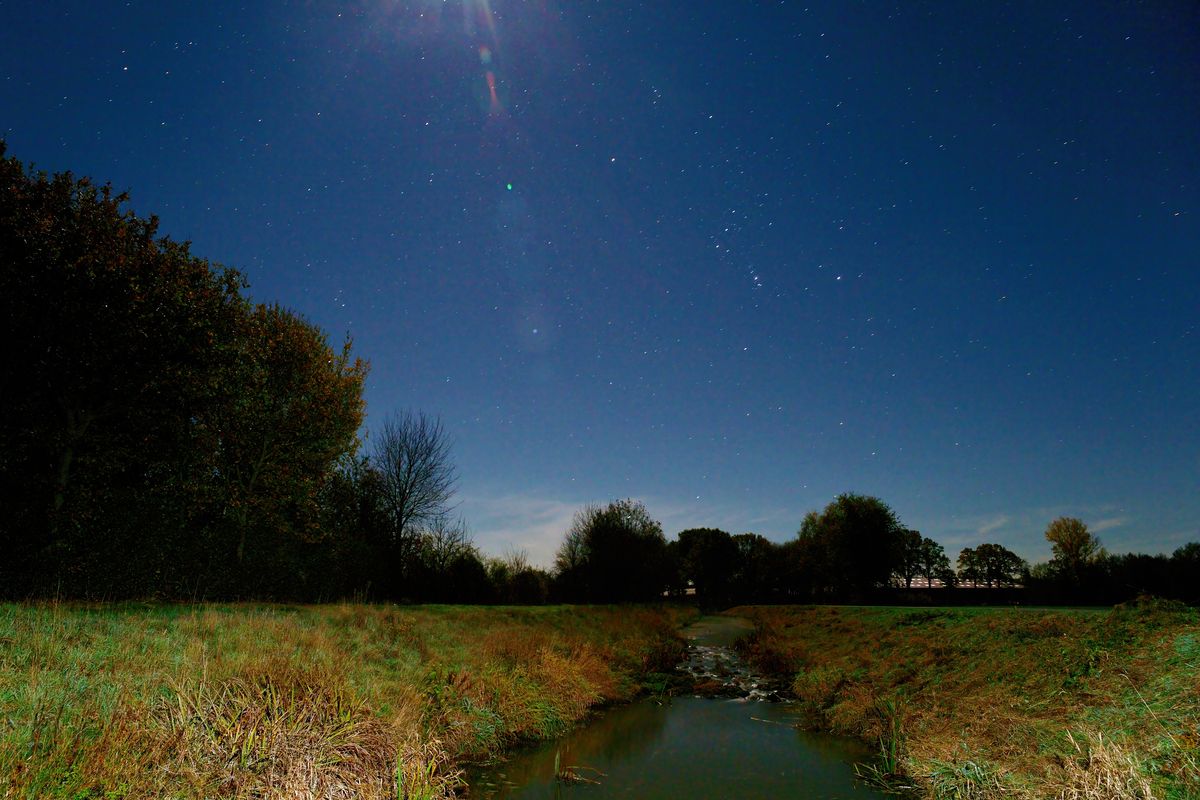 Vor der "Haustür", das Fließgewässer "Giegel Aa" in der Nacht, bei Mondlicht. Location : Schapen / Emsland