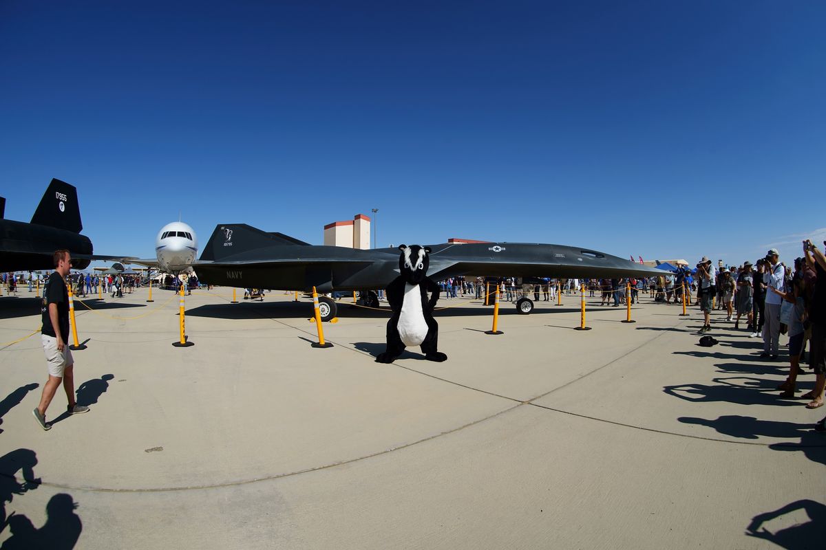 Impression von der Aerospace Valley Air Show 2022, die auf der Edwards Air Force Base stattgefunden hat. In Bild das Maskottchen von dem "Skunk Works" der Lockheed Martin Corporation, das vor den Hyperschallflugzeug "Darkstar" posiert.