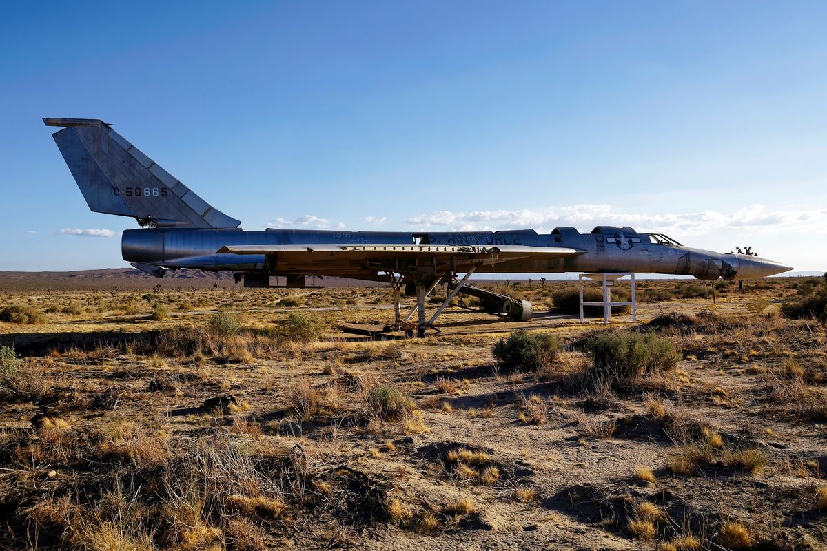 Diese YB-58A "Hustler" mit der Seriennummer 55-0665 trägt den Spitzname "Snoopy I" und steht in der Mojave Wüste, diese Area gehört noch zu der Edwards AFB !  Diese Maschine wurde als Testplattform für das Hughes AN/ASG-18 Feuerleitradar und Falcon Raketen umgebaut. Die daraus resultierende verlängerte Nasenform führte dazu, dass die Maschine den Spitznamen "Snoopy" erhielt.