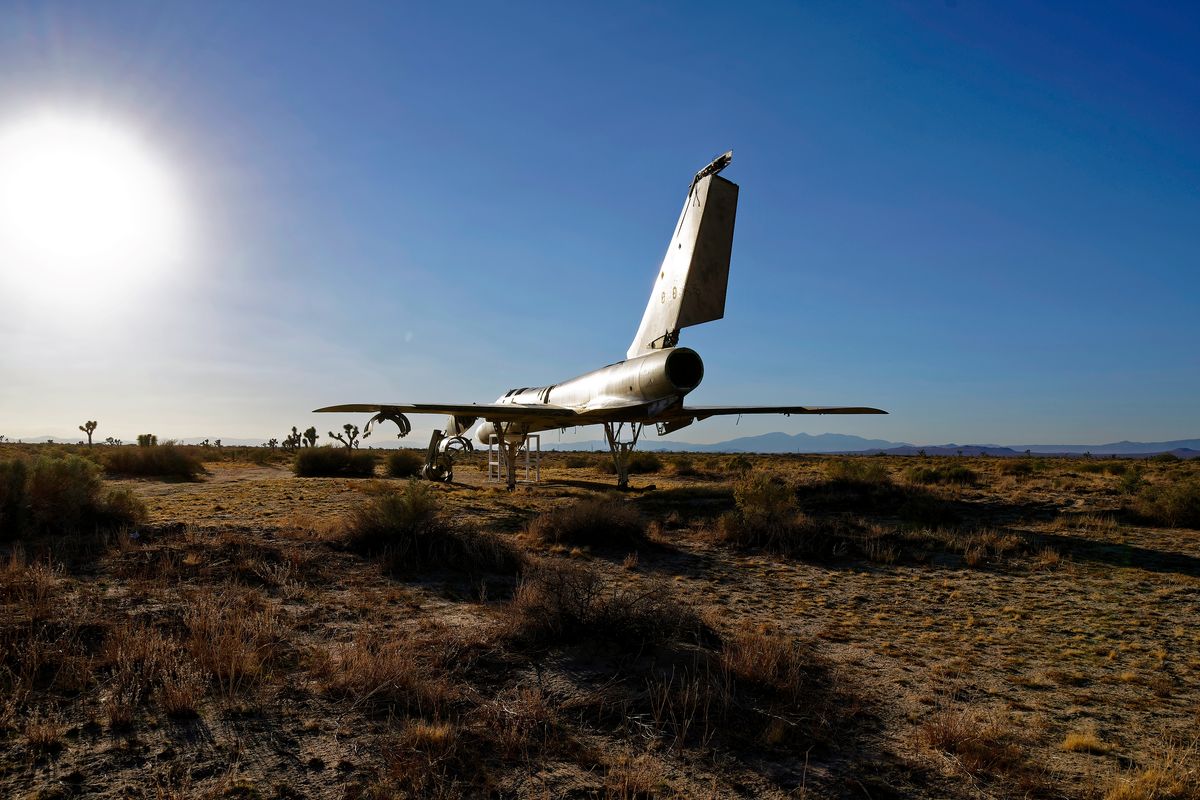 Diese YB-58A "Hustler" mit der Seriennummer 55-0665 trägt den Spitzname "Snoopy I" und steht in der Mojave Wüste, diese Area gehört noch zu der Edwards AFB !  Diese Maschine wurde als Testplattform für das Hughes AN/ASG-18 Feuerleitradar und Falcon Raketen umgebaut. Die daraus resultierende verlängerte Nasenform führte dazu, dass die Maschine den Spitznamen "Snoopy" erhielt.