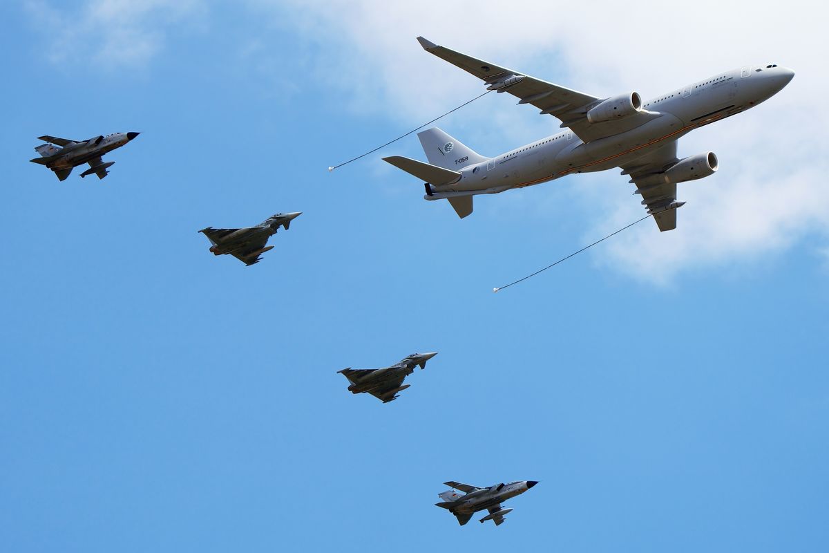 Die große Luftparade der Bundeswehr auf der ILA 2022, anstelle der angekündigten Luftparade gab es nur einen Vorbeiflug eines niederländischen A.330-243MRTT (T-058) von der Multinational Multi Role Tanker Transport Unit (MMU) aus Eindhoven mit vier Kampfjets der Luftwaffe. Die vier Kampfjets der Luftwaffe waren die: 46+38 & 46+44  Tornado ECR TLG-51 und  30+73 c/s "Steinhoff" tail & 31+39 EF.2000 TLG-73.