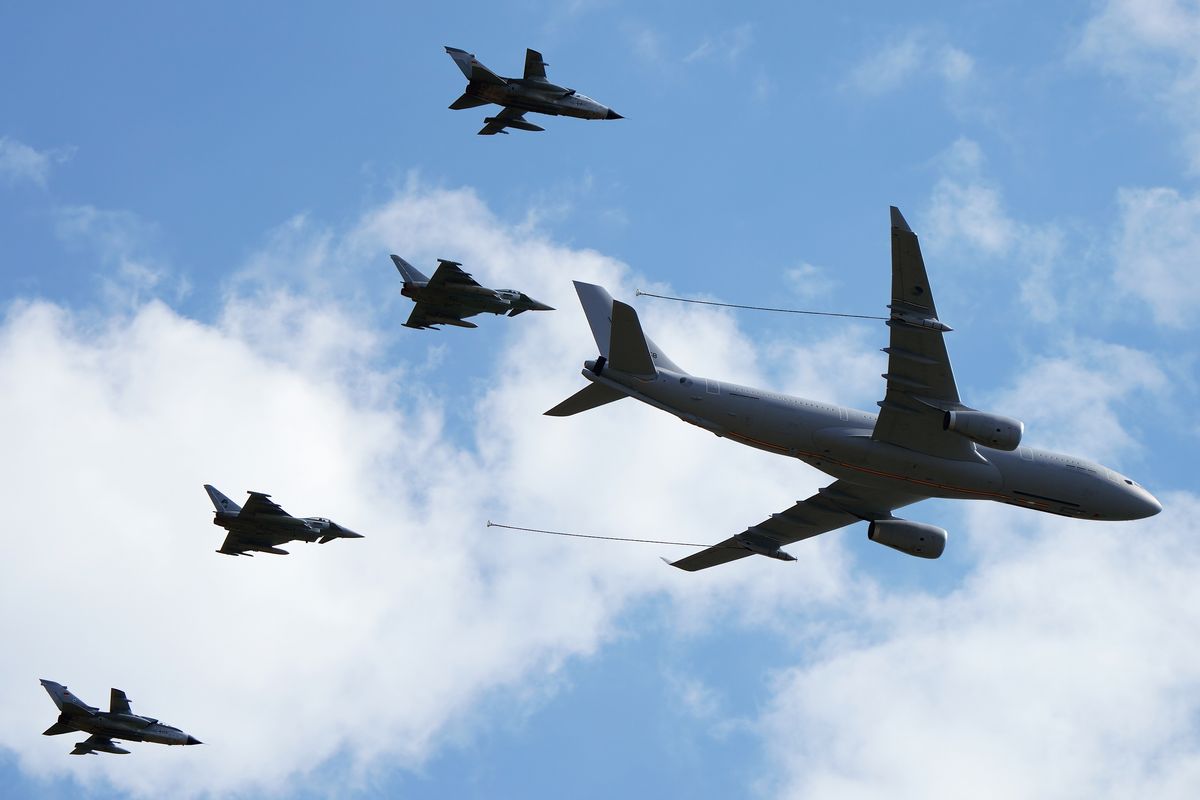 Die große Luftparade der Bundeswehr auf der ILA 2022, anstelle der angekündigten Luftparade gab es nur einen Vorbeiflug eines niederländischen A.330-243MRTT (T-058) von der Multinational Multi Role Tanker Transport Unit (MMU) aus Eindhoven mit vier Kampfjets der Luftwaffe. Die vier Kampfjets der Luftwaffe waren die: 46+38 & 46+44  Tornado ECR TLG-51 und  30+73 c/s "Steinhoff" tail & 31+39 EF.2000 TLG-73.