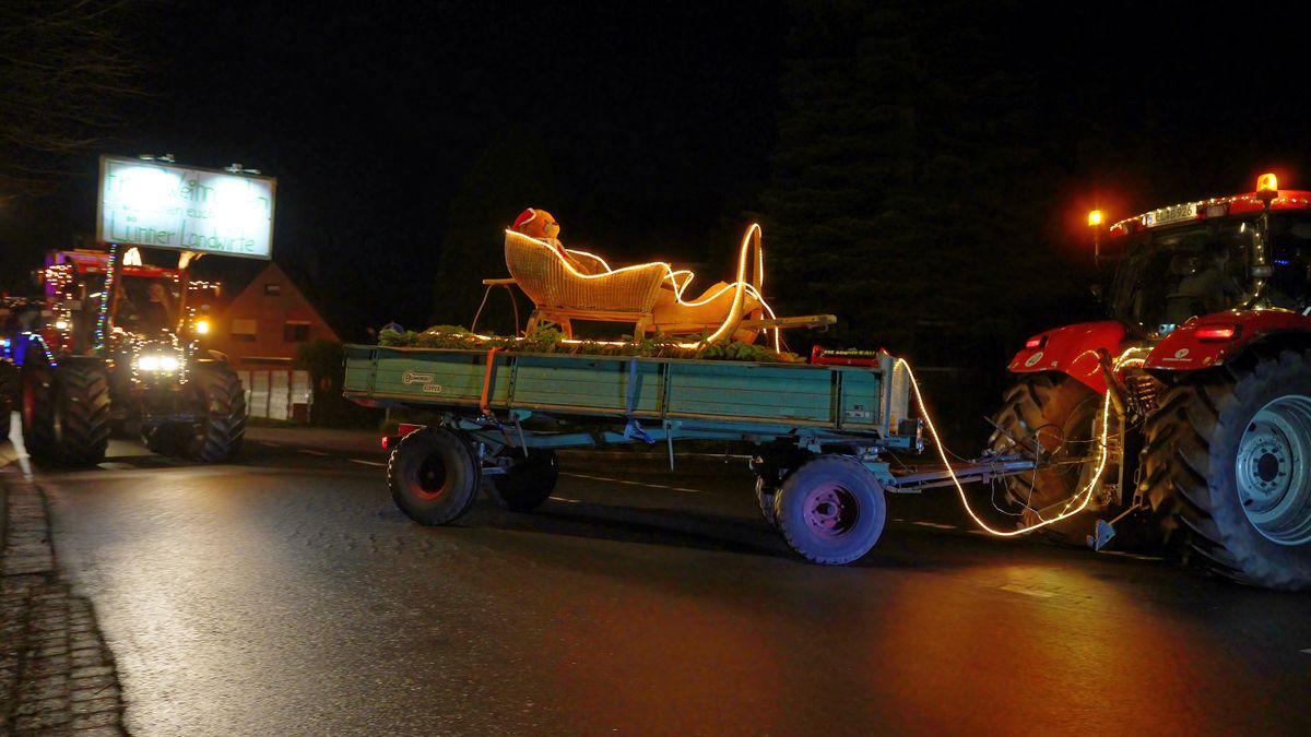 Ein Gespann mit Weihnachtsbär, erreicht die Gemeinde Schapen / City