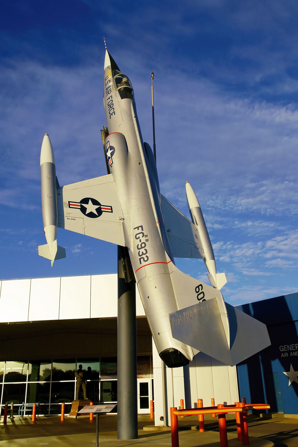 Die Lockheed F-104C Starfighter 56-0932 / FG-932, ausgestellt auf den Thomas P Stafford Airport / Air & Space Museum /  Weatherford / Oklahoma.