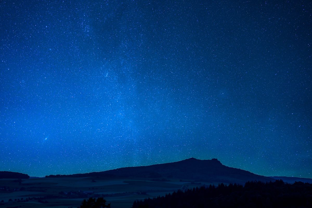 Sternenhimmel, "Hohenstoffeln" einer der erloschenen Vulkane im Hegau, 846 Meter hoch.