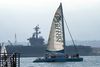 Die Segelyacht Triton in der San Diego Bay vor dem Flugzeugträger USS Carl Vinson (CVN-70)