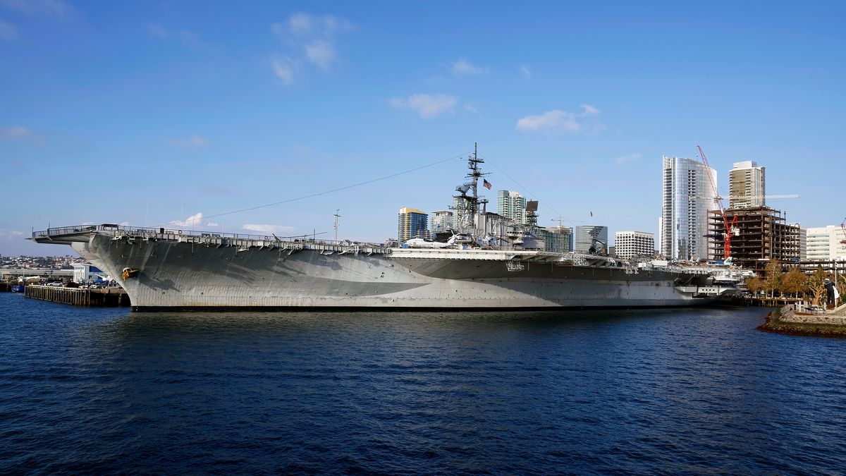 Die USS Midway (CV-41) war ein Flugzeugträger der United States Navy, die seit 2002 als Museumsschiff in San Diego erhalten wird.