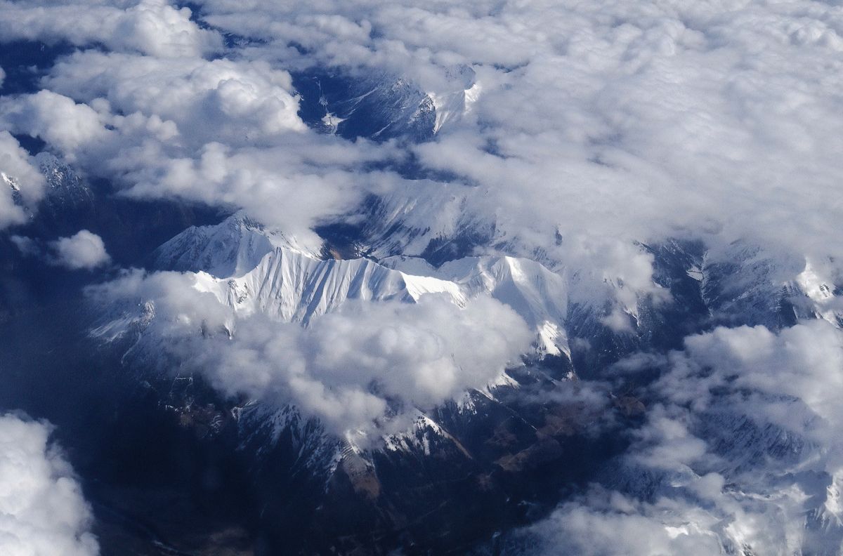 Alpen 2013-03  Die Alpen aufgenommen am 20 März 2023, auf einen Flug von Köln nach Bologna. Man kann erkennen dass der Klimawandel auch vor den Alpen Gletscher nicht halt gemacht hat. Alleine in Jahr 2022 sollen die Gletscher der Alpen mehr als fünf Kubikkilometer Eismasse verloren haben. Leider gibt es Artefakte, das auf eine Überforderung des Sensor und der Optik meine Cybershot HX50V geschuldet sind.