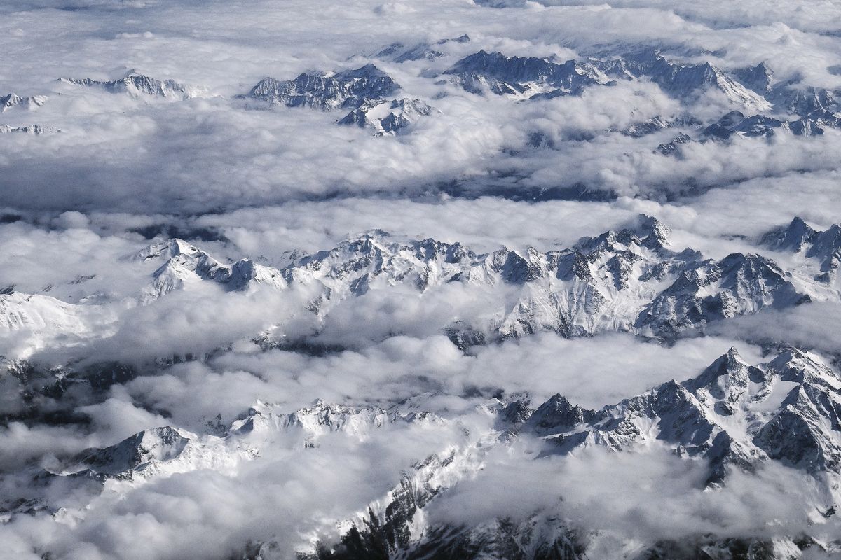 Die Alpen aufgenommen am 20 März 2023, auf einen Flug von Köln nach Bologna. Man kann erkennen dass der Klimawandel auch vor den Alpen Gletscher nicht halt gemacht hat. Alleine in Jahr 2022 sollen die Gletscher der Alpen mehr als fünf Kubikkilometer Eismasse verloren haben. Leider gibt es Artefakte, das auf eine Überforderung des Sensor und der Optik meine Cybershot HX50V geschuldet sind.