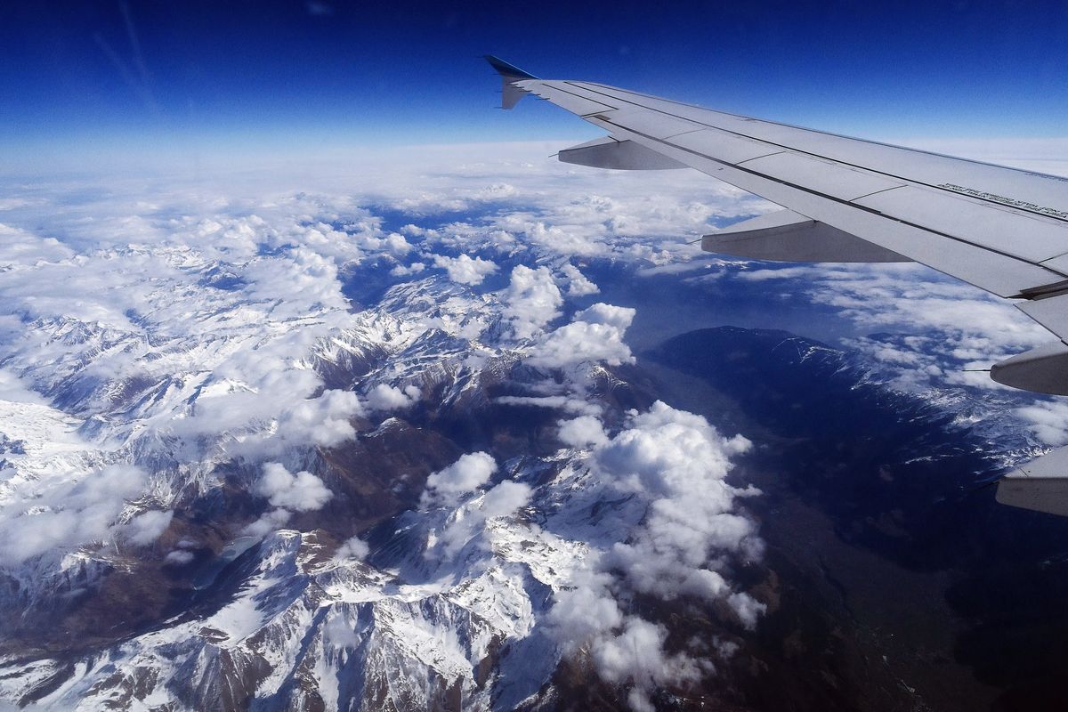 Die Alpen mit den Backbord Flügel eines A319, aufgenommen am 20 März 2023, auf einen Flug von Köln nach Bologna. Man kann erkennen dass der Klimawandel auch vor den Alpen Gletscher nicht halt gemacht hat. Alleine in Jahr 2022 sollen die Gletscher der Alpen mehr als fünf Kubikkilometer Eismasse verloren haben. Leider gibt es Artefakte, das auf eine Überforderung des Sensor und der Optik meine Cybershot HX50V geschuldet sind.