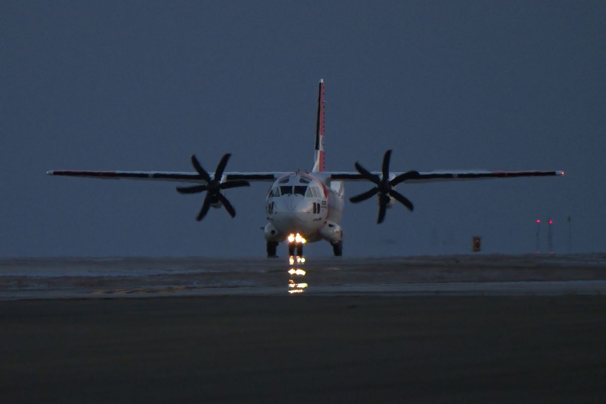 Landung der 2705, HC-27J Spartan von der US Coast Guard Air Station Sacramento auf der Naval Air Station North Island