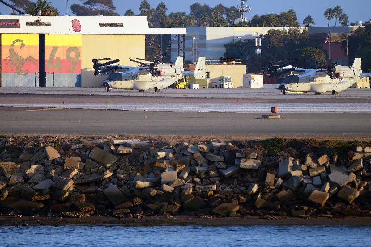 Die 169449 / 52 und 169451 / 53 CMV-22B Osprey von der VRM-50, auf der Naval Air Station North Island.