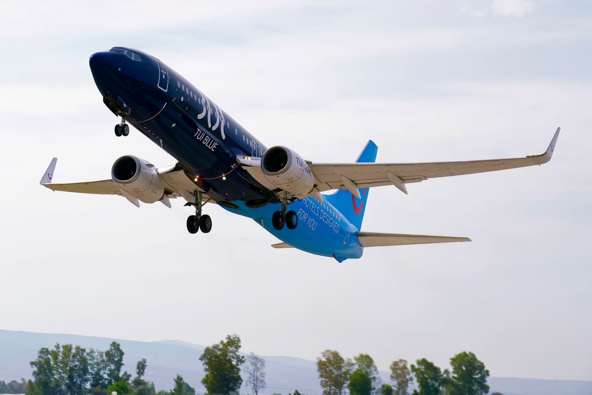 Auf dem Flughafen Araxos, die D-ABKM Boeing 737-800 von der deutsche Fluggesellschaft TUIfly beim take off