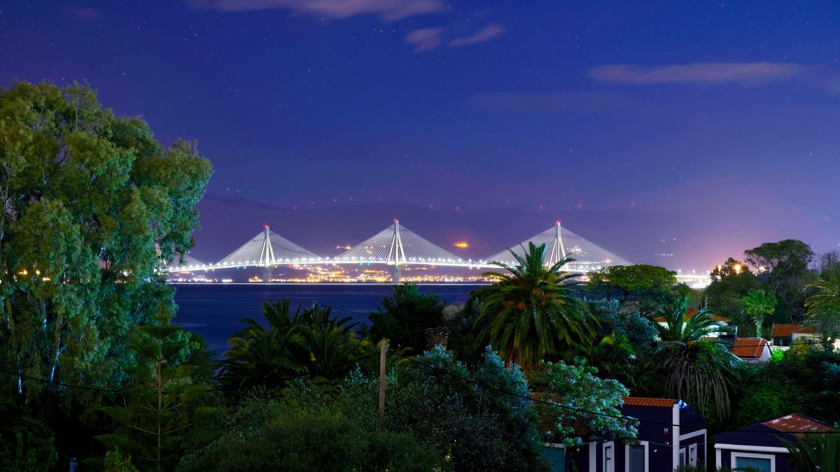 Die spektakuläre Rio-Andirrio-Brücke oder auch als Charilaos-Trikoupis-Brücke bezeichnert, in Patras bei Nacht.