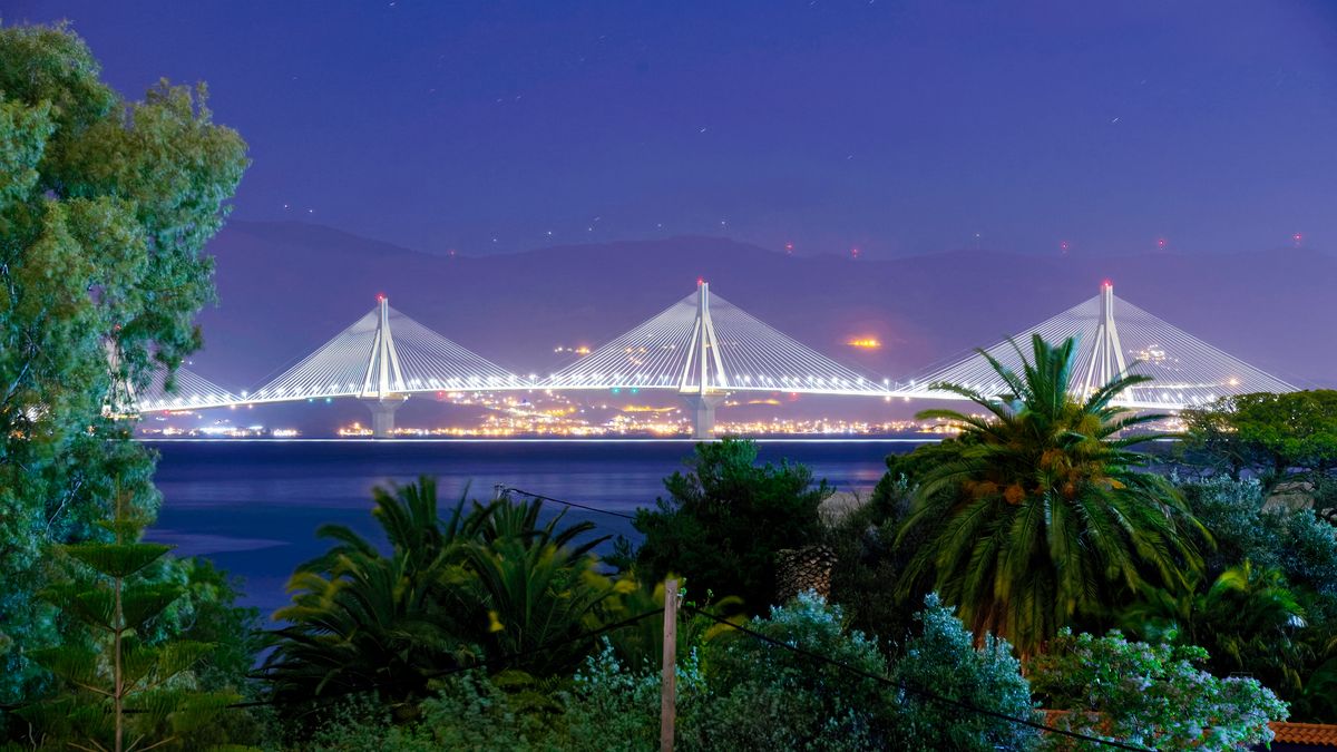 Die spektakuläre Rio-Andirrio-Brücke oder auch als Charilaos-Trikoupis-Brücke bezeichnert, in Patras bei Nacht.